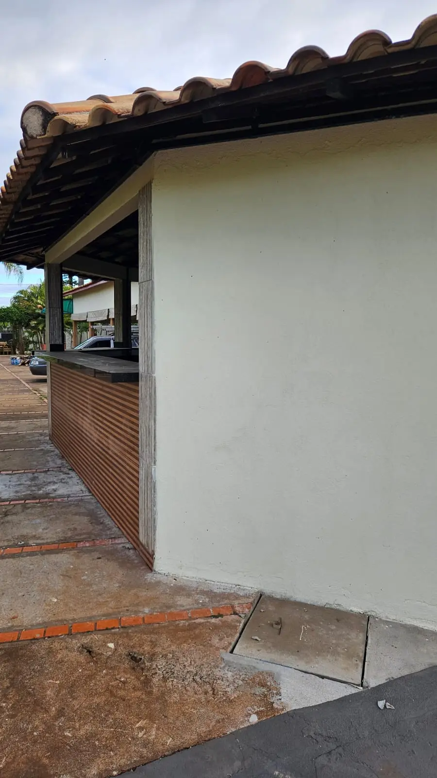 Estrutura do quiosque-bar em execução, telhado e balcão