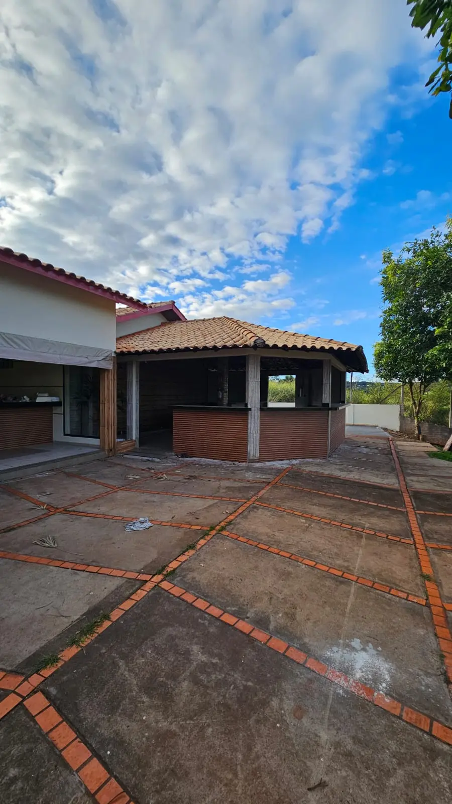 Quiosque-bar com estrutura e telhado concluídos
