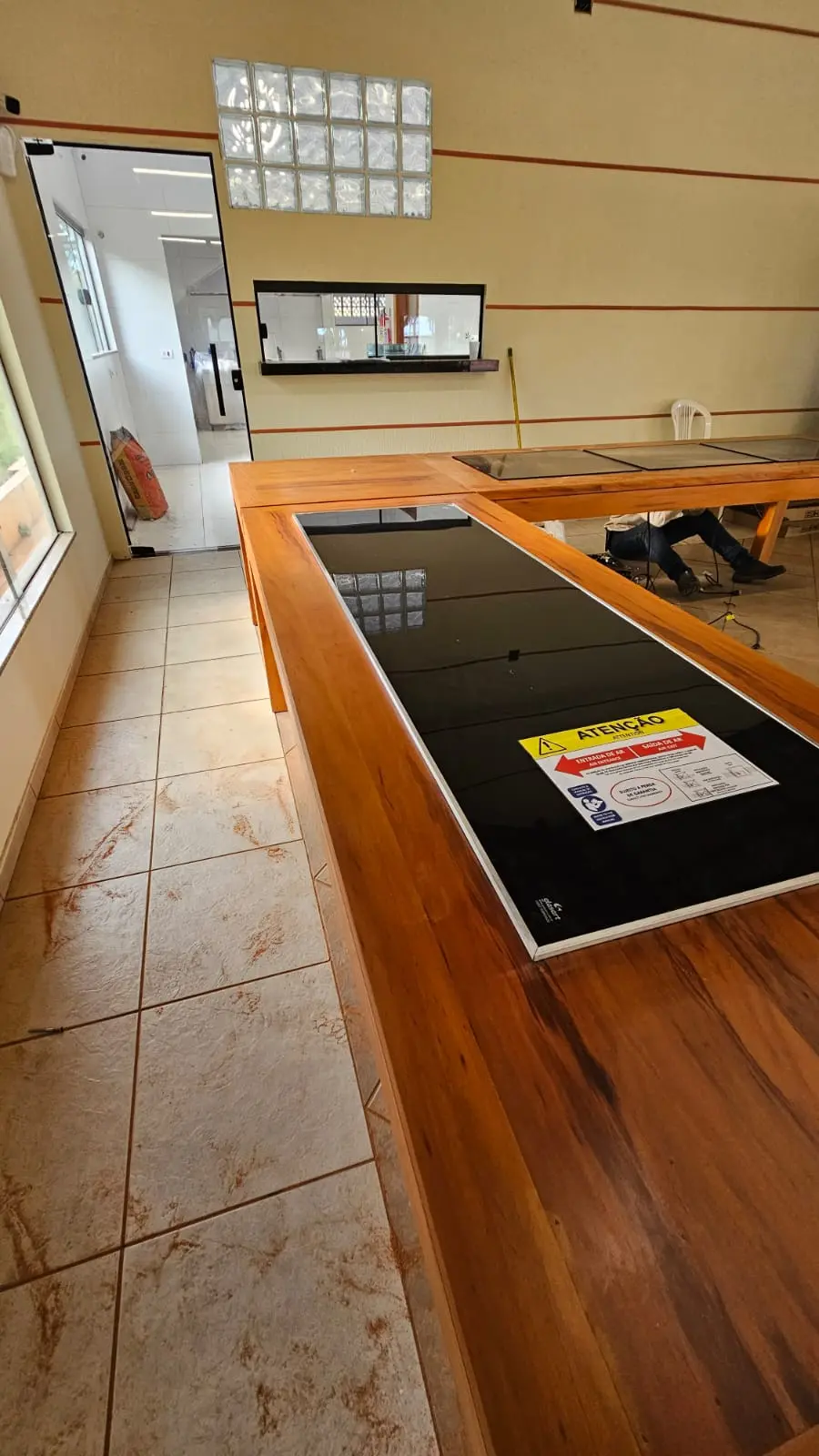 Instalação de cooktop embutido em bancada de madeira