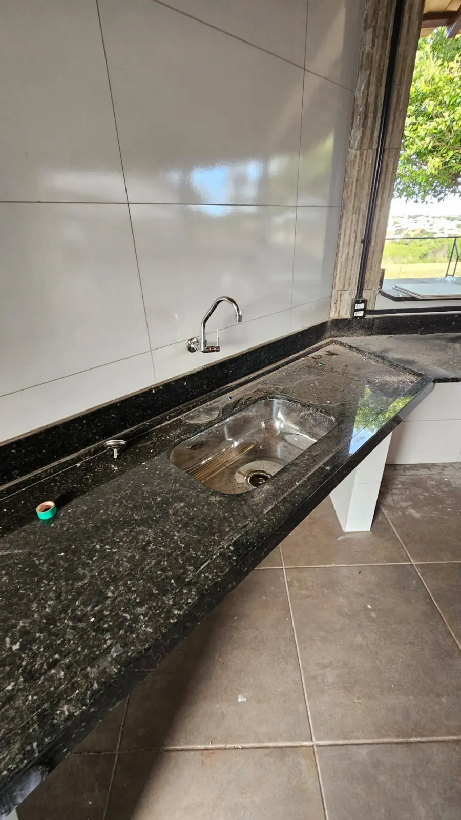 Bancada em granito com cuba instalada