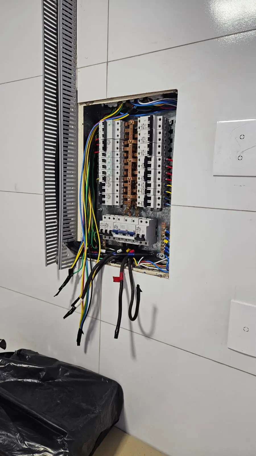 Quadro elétrico em instalação, acompanhamento técnico