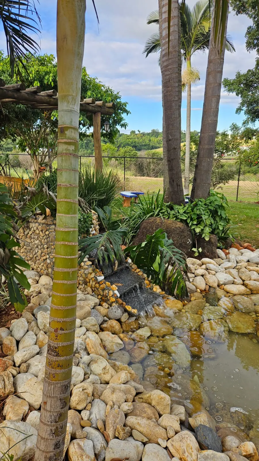 Espelho d'água com cascata e lago ornamental